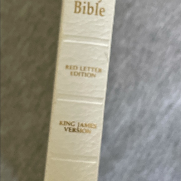 Holy Bible with Concordance in white zipped case Kings James version. - Picture 4 of 16